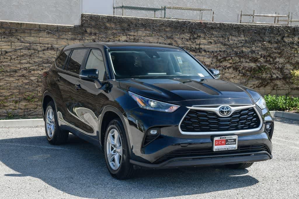 2023 Toyota Highlander LE photo 2