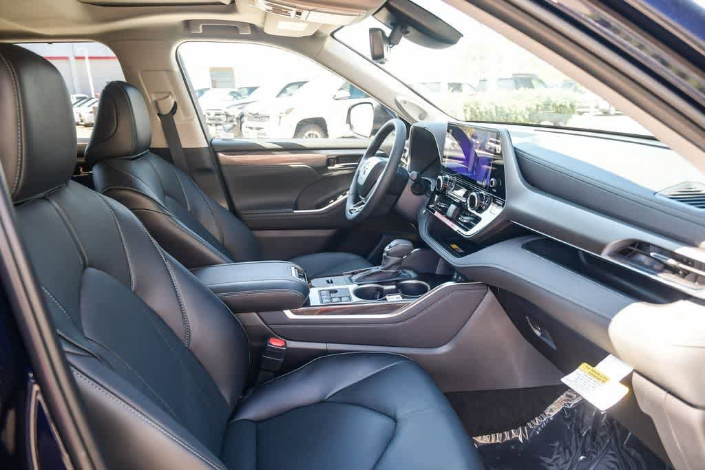 Thumbnail: 2026 Toyota Highlander - 15