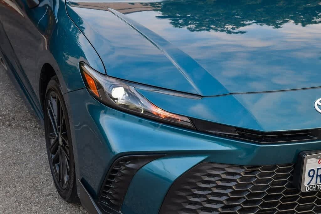 2025 Toyota Camry SE photo 4