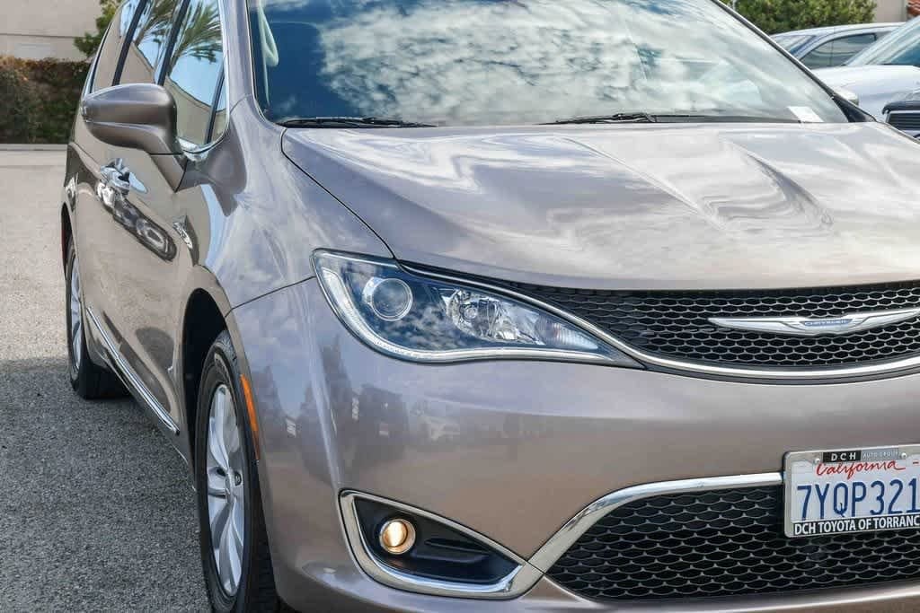 Thumbnail: 2017 Chrysler Pacifica - 4