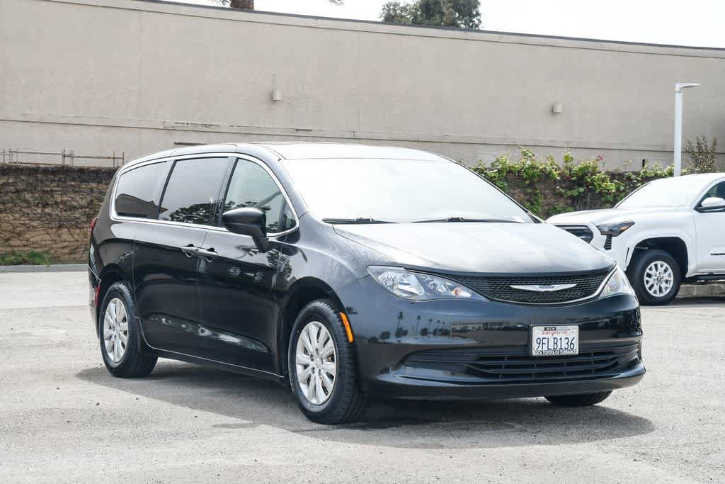 2019 Chrysler Pacifica L photo 2