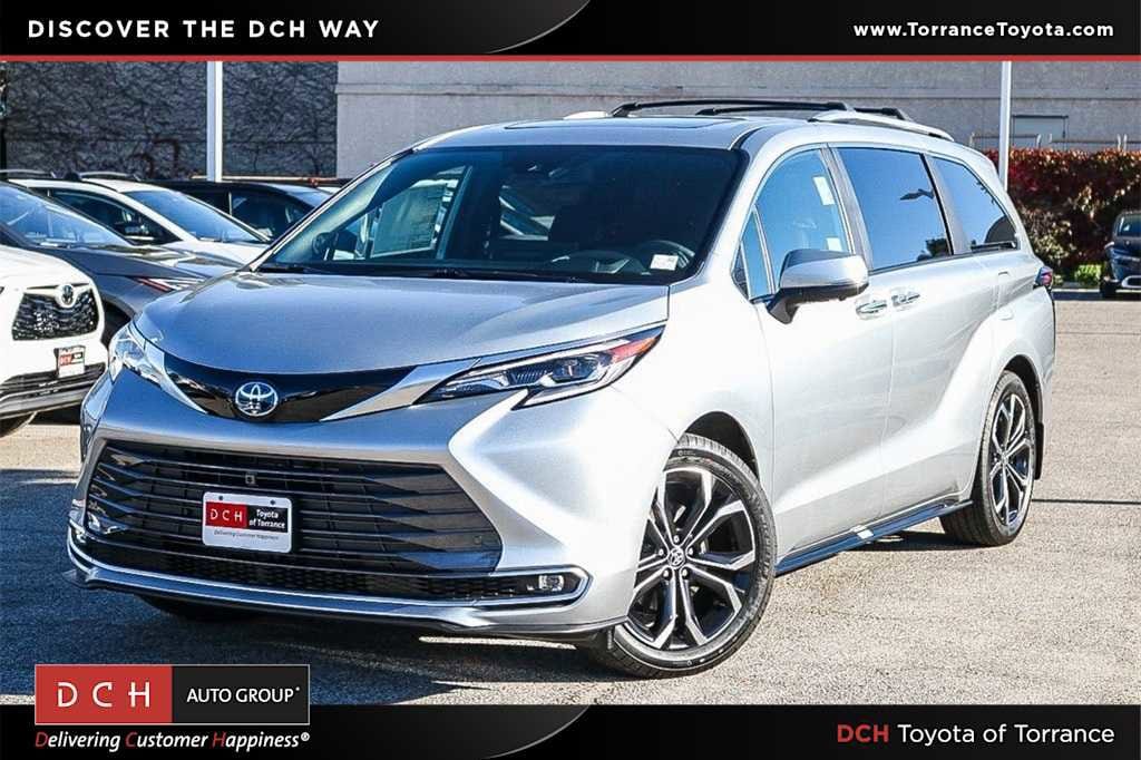 2025 Toyota Sienna Platinum's photo
