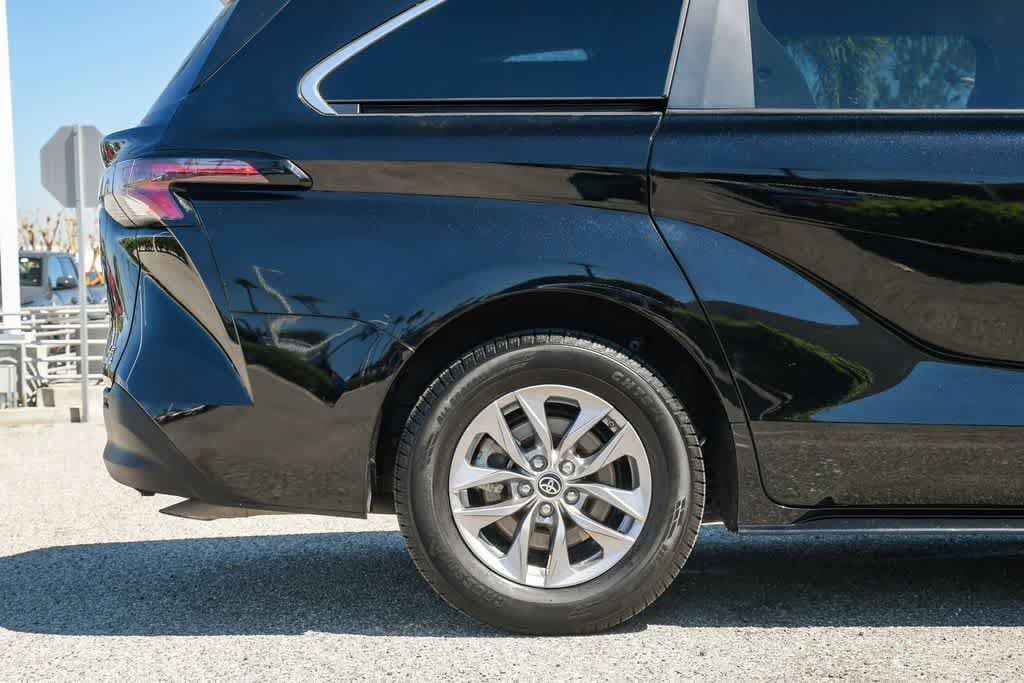 Thumbnail: 2024 Toyota Sienna - 10