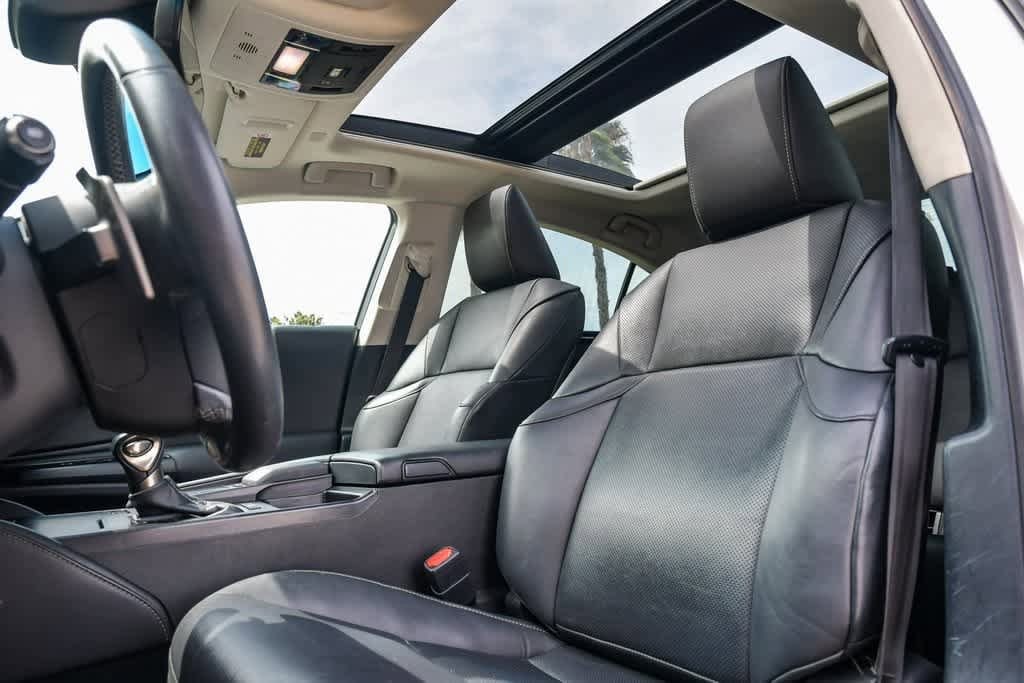 Thumbnail: 2020 Lexus ES - 19