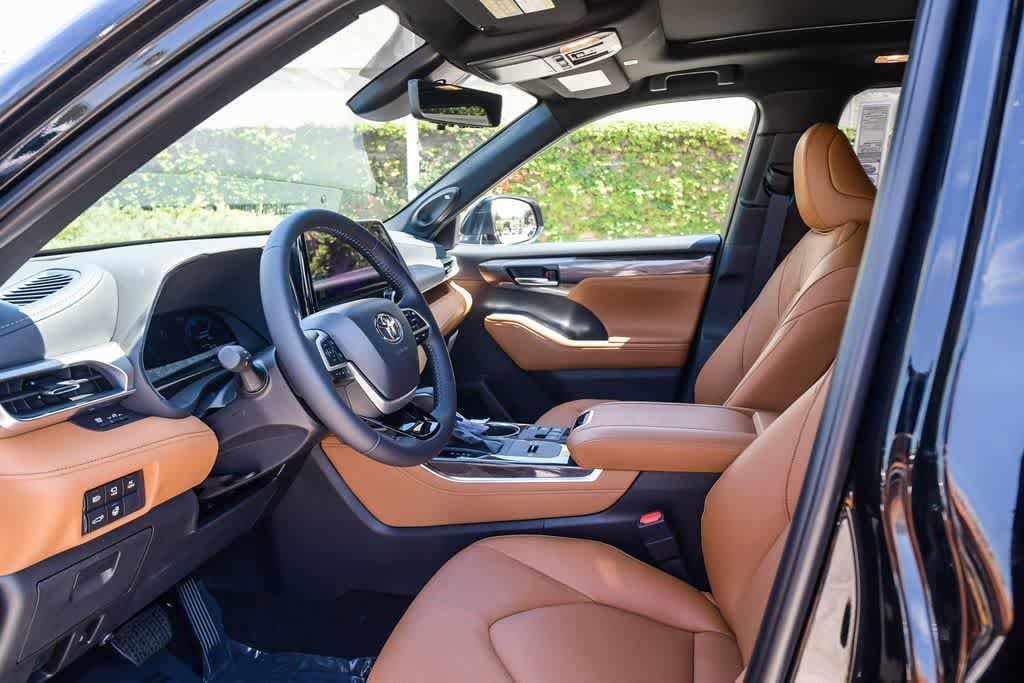 Thumbnail: 2026 Toyota Highlander - 16