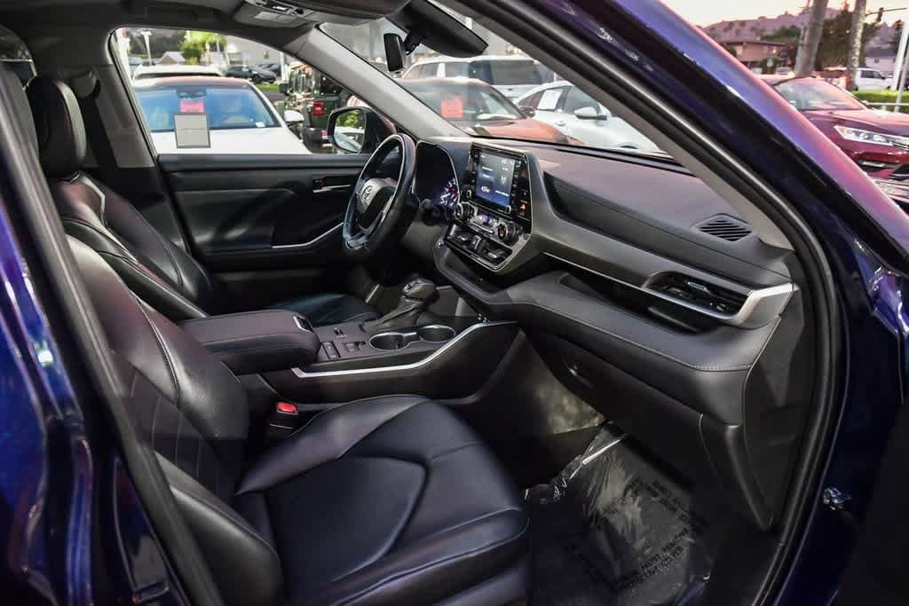 Thumbnail: 2022 Toyota Highlander - 16
