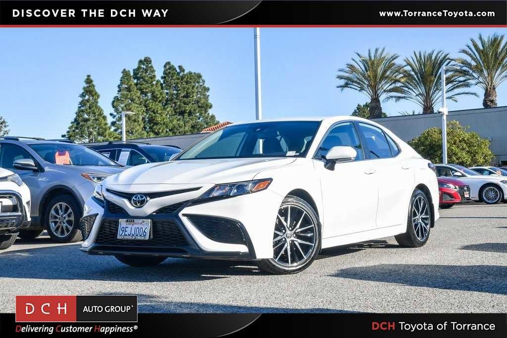 2023 Toyota Camry SE's photo