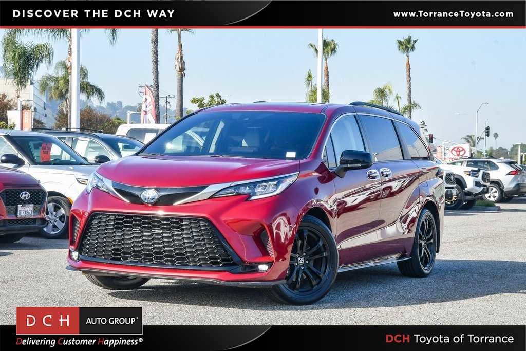 2023 Toyota Sienna XSE's photo
