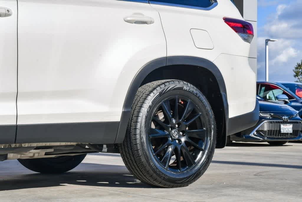 Thumbnail: 2019 Toyota Highlander - 11