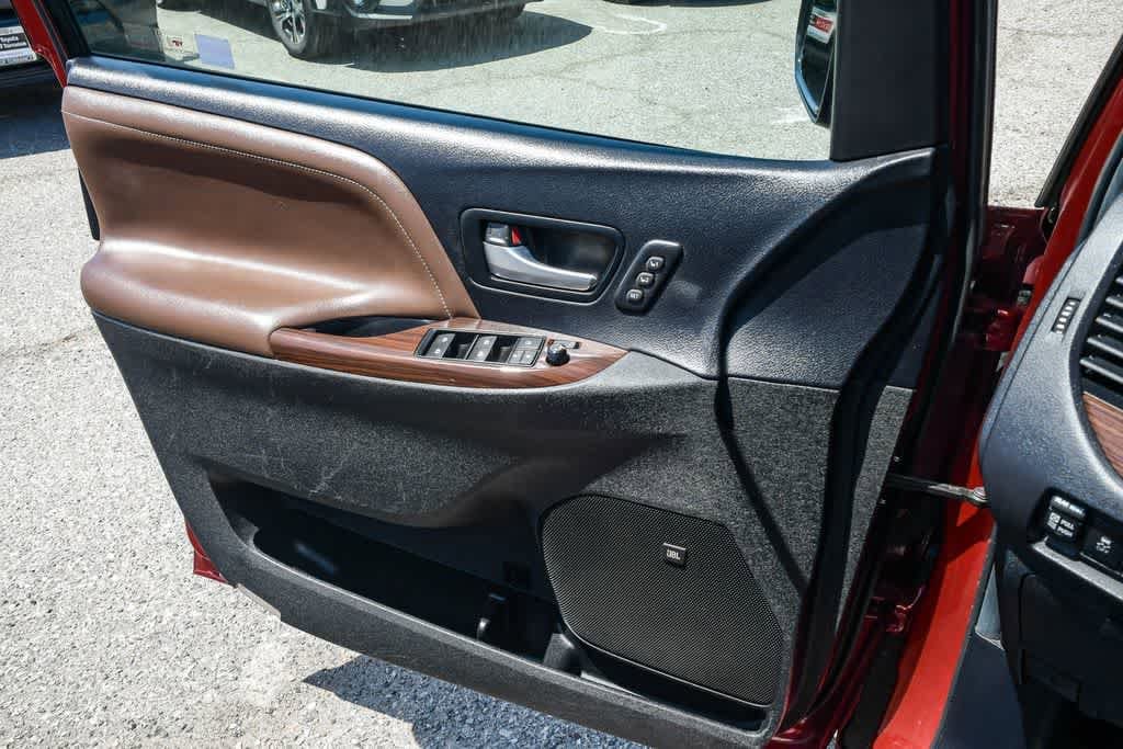 Thumbnail: 2015 Toyota Sienna - 27