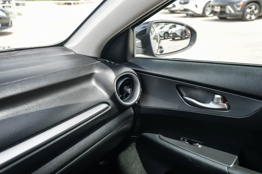 Thumbnail: 2019 Kia Forte - 21