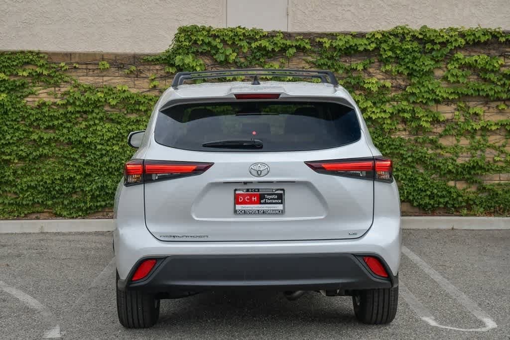 2025 Toyota Highlander LE 7