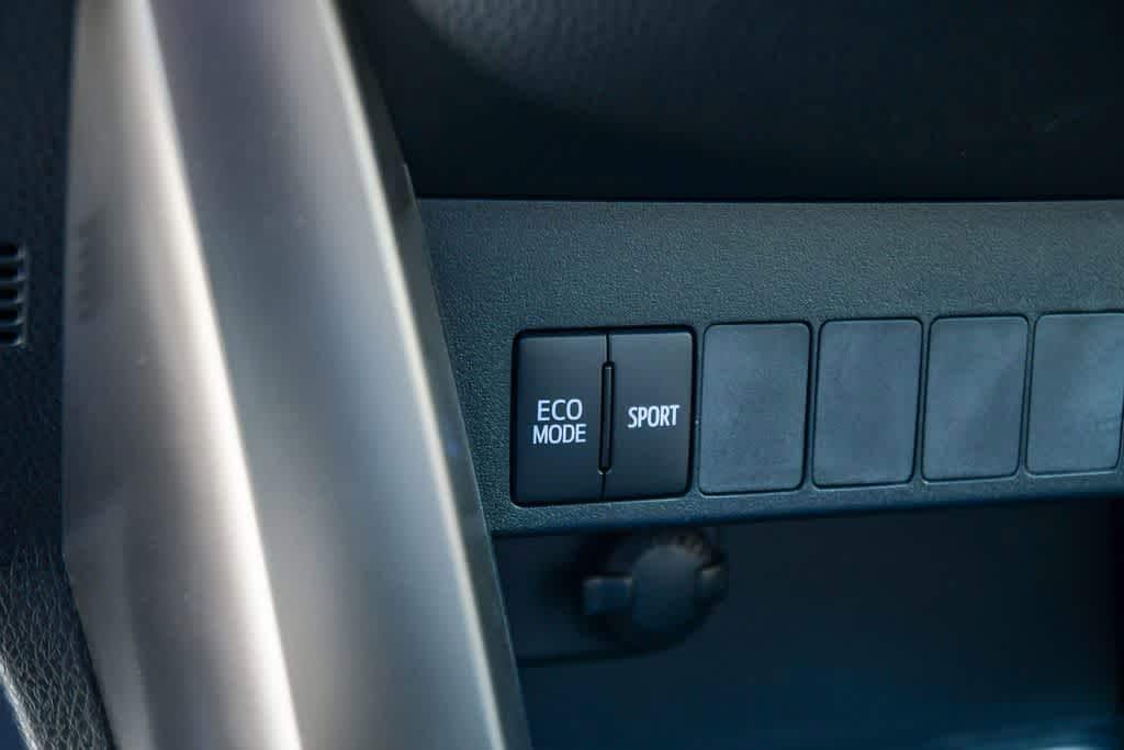 Thumbnail: 2013 Toyota RAV4 - 20
