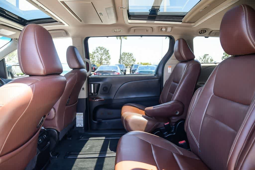Thumbnail: 2015 Toyota Sienna - 19