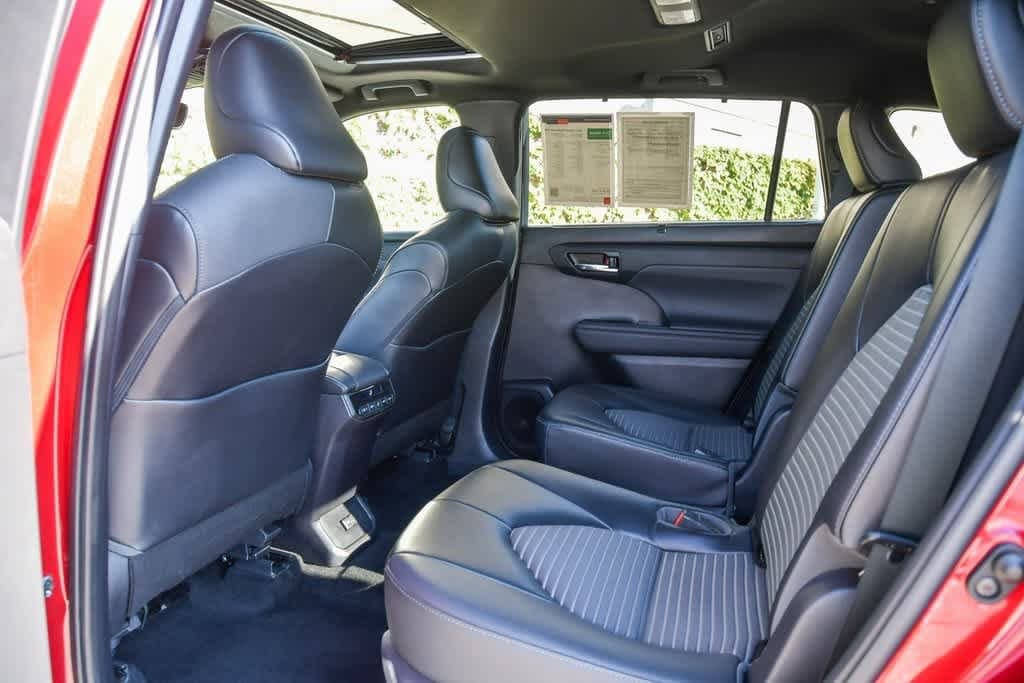 Thumbnail: 2022 Toyota Highlander - 18