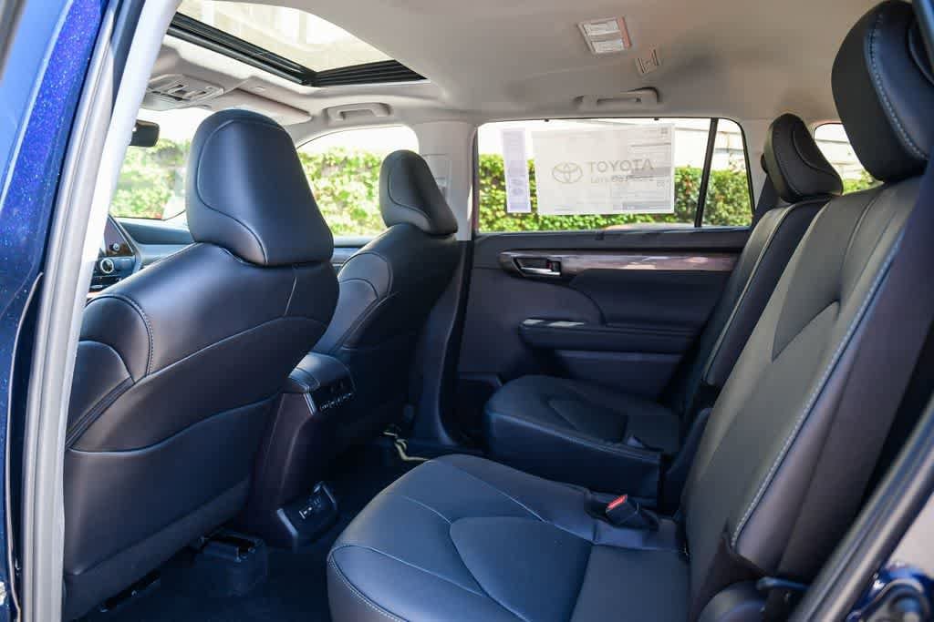Thumbnail: 2026 Toyota Highlander - 18