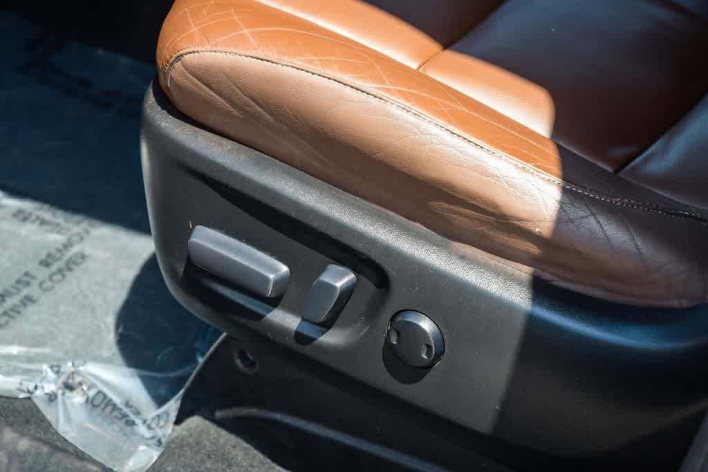 Thumbnail: 2015 Toyota Sienna - 28