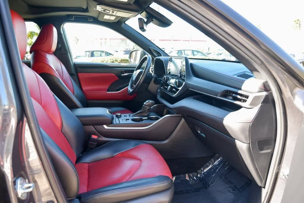 Thumbnail: 2022 Toyota Highlander - 16