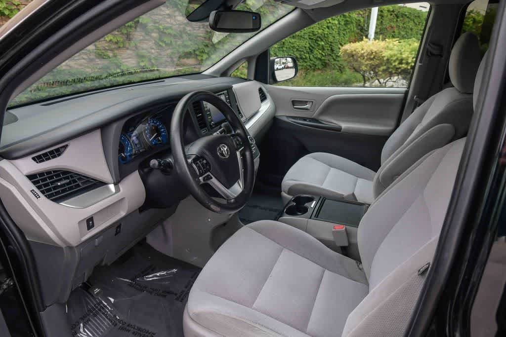 Thumbnail: 2020 Toyota Sienna - 15