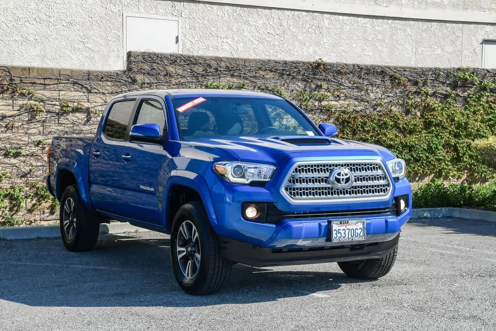 2017 Toyota Tacoma TRD Sport photo 2