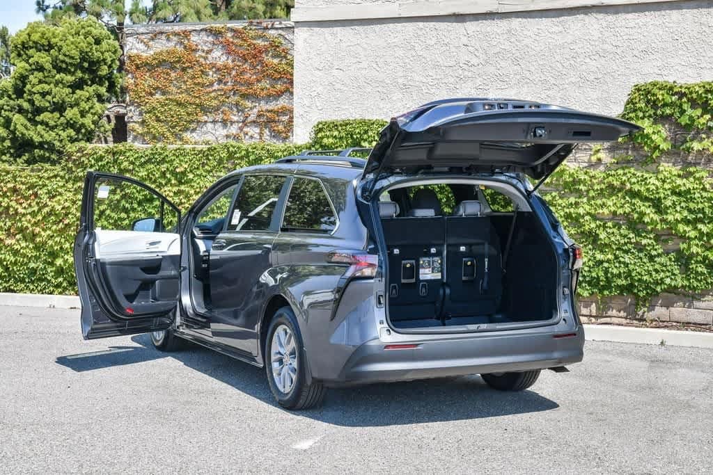 2025 Toyota Sienna LE 27