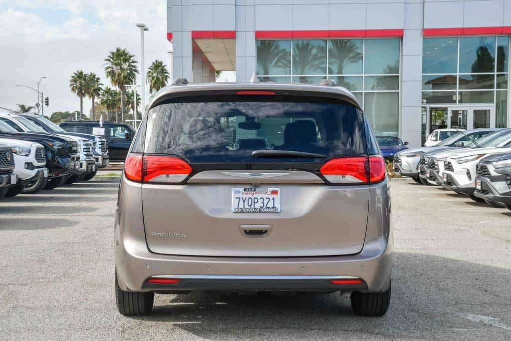 Thumbnail: 2017 Chrysler Pacifica - 8