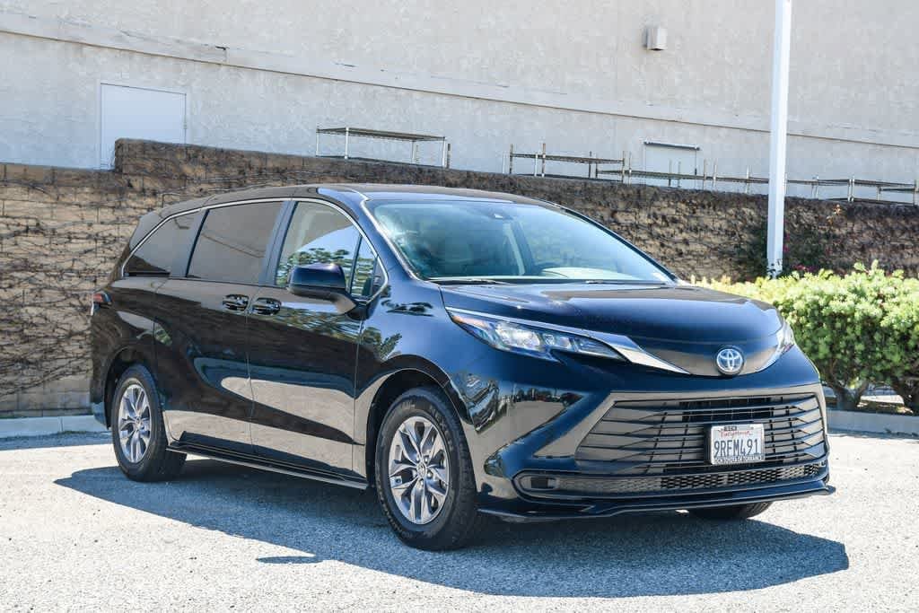 Thumbnail: 2024 Toyota Sienna - 3