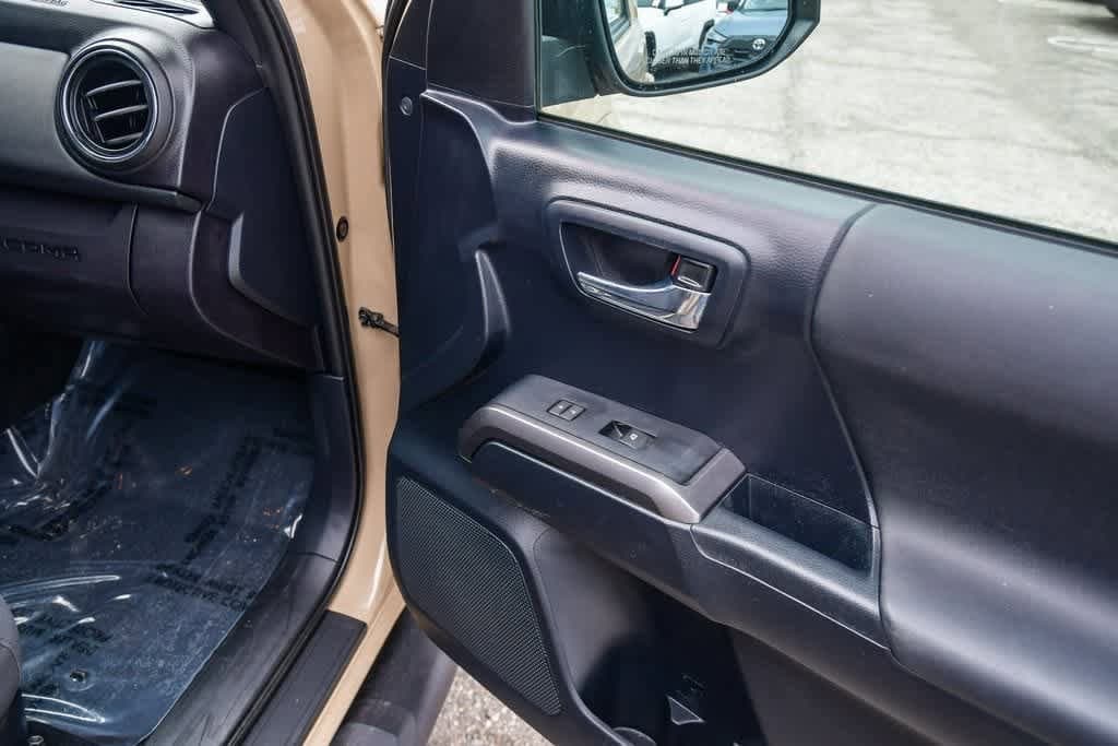 Thumbnail: 2019 Toyota Tacoma - 15