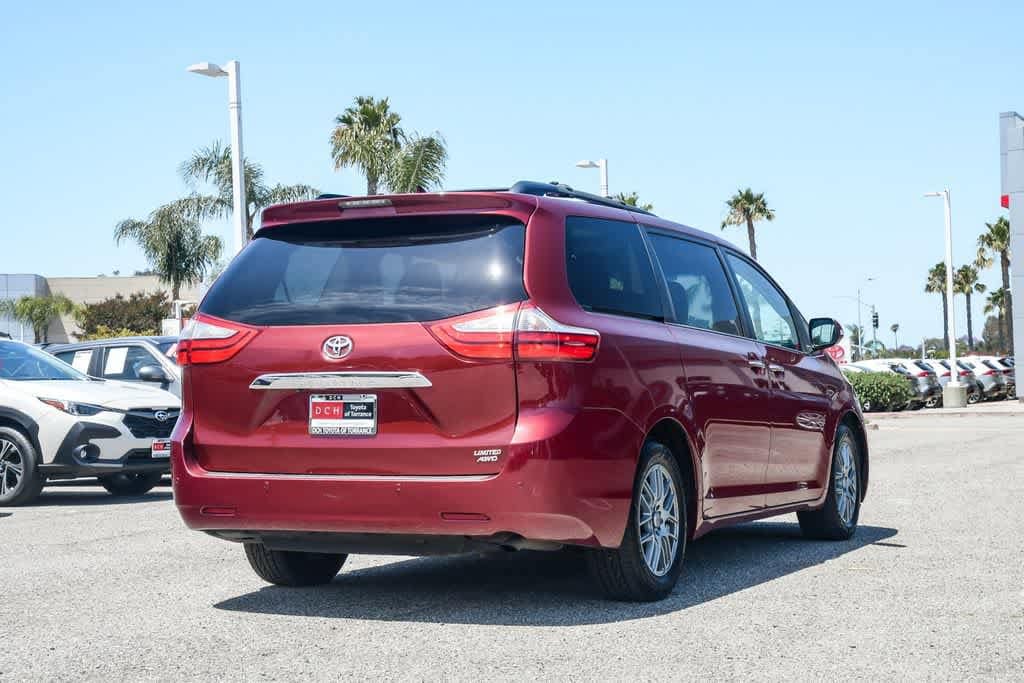 Thumbnail: 2015 Toyota Sienna - 7