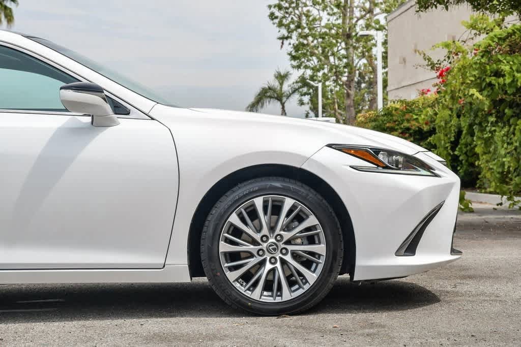 Thumbnail: 2020 Lexus ES - 11