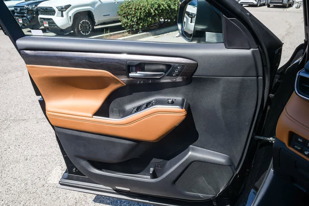 Thumbnail: 2026 Toyota Highlander - 26