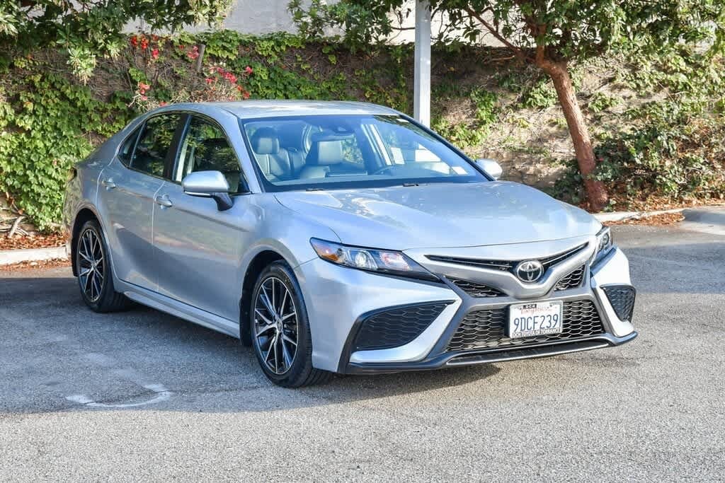 2023 Toyota Camry SE photo 3