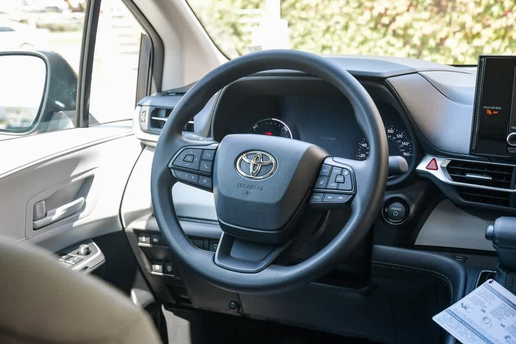 2025 Toyota Sienna LE 12