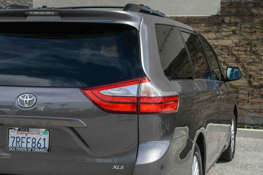 2016 Toyota Sienna XLE photo 5