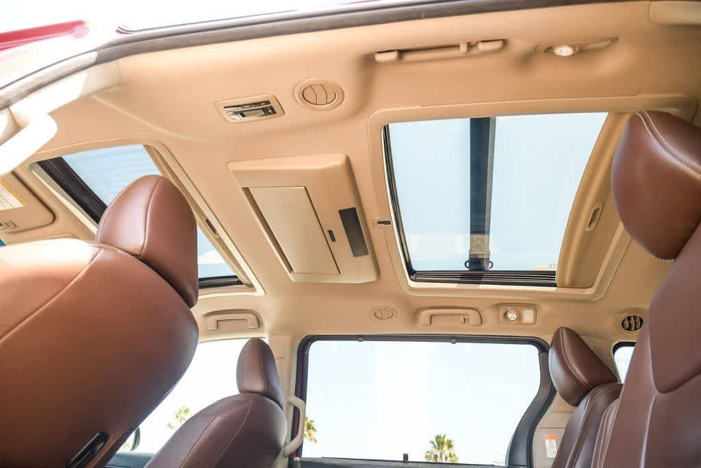 Thumbnail: 2015 Toyota Sienna - 18