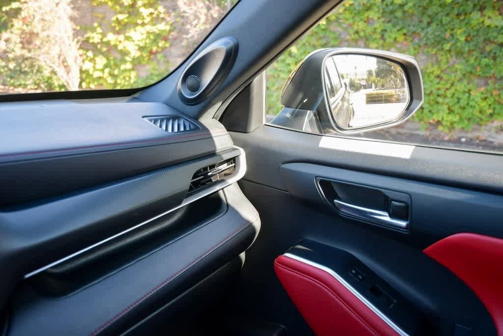 Thumbnail: 2022 Toyota Highlander - 28