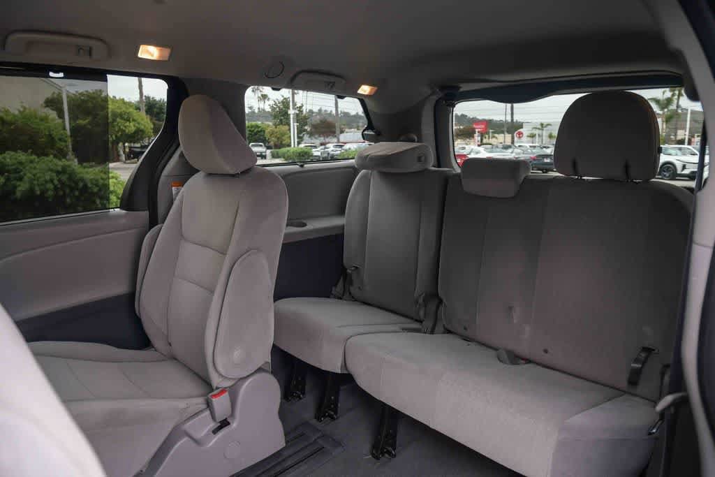 Thumbnail: 2020 Toyota Sienna - 18