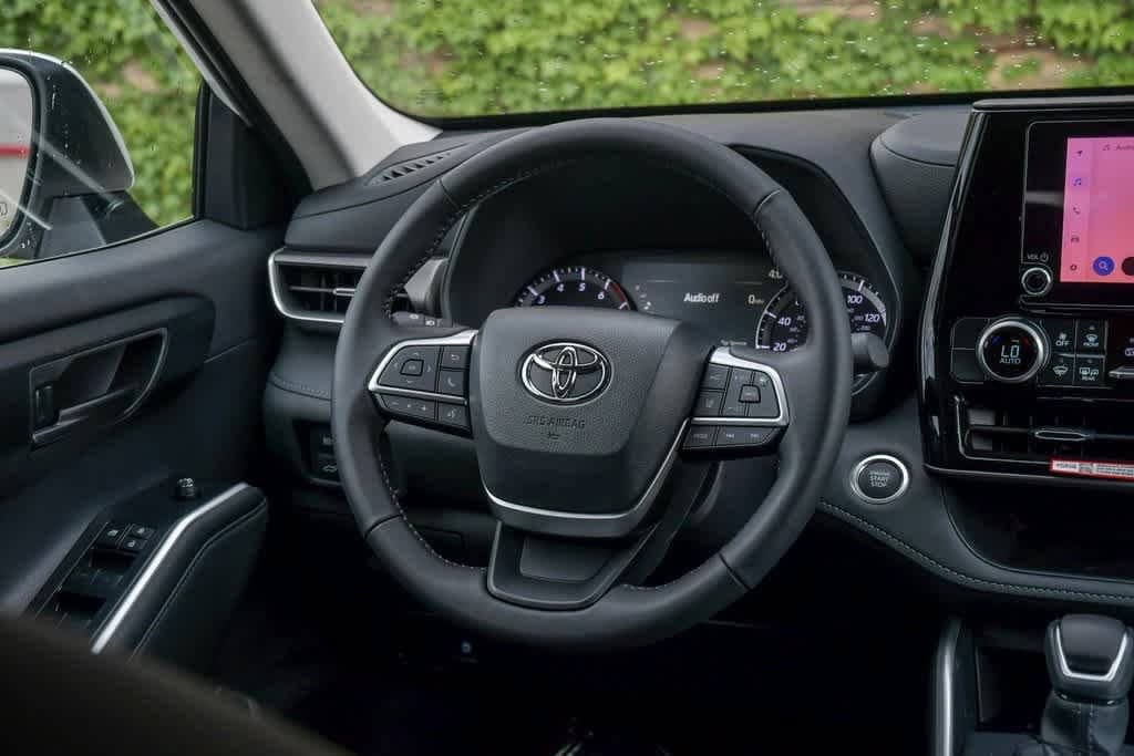 2025 Toyota Highlander LE 12