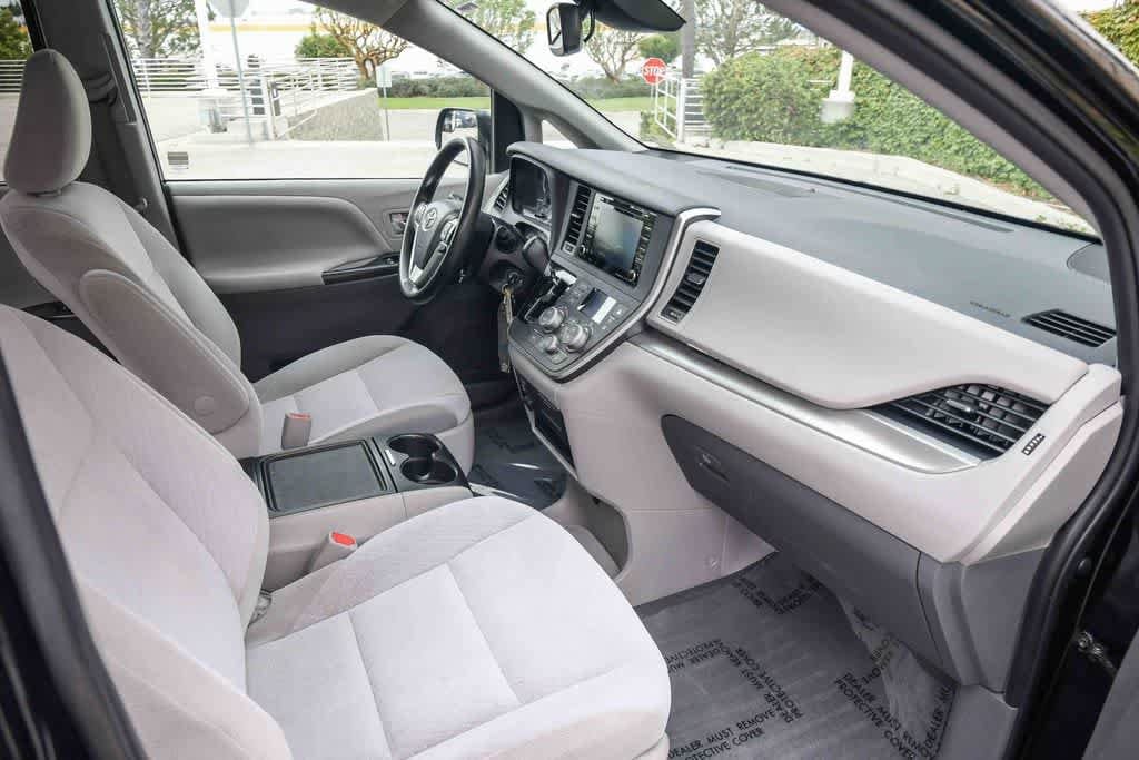 Thumbnail: 2020 Toyota Sienna - 14
