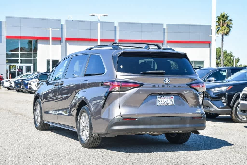 Thumbnail: 2022 Toyota Sienna - 8
