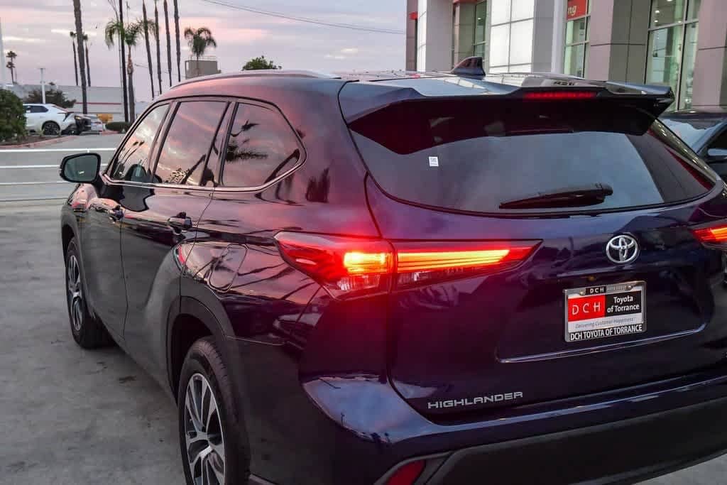 Thumbnail: 2022 Toyota Highlander - 6
