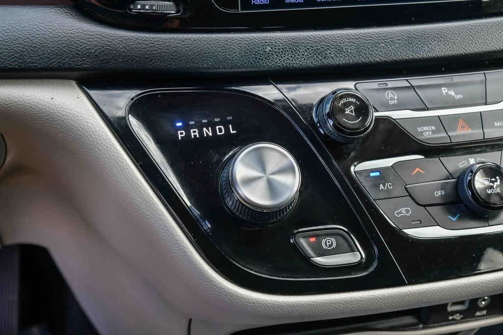 Thumbnail: 2017 Chrysler Pacifica - 25