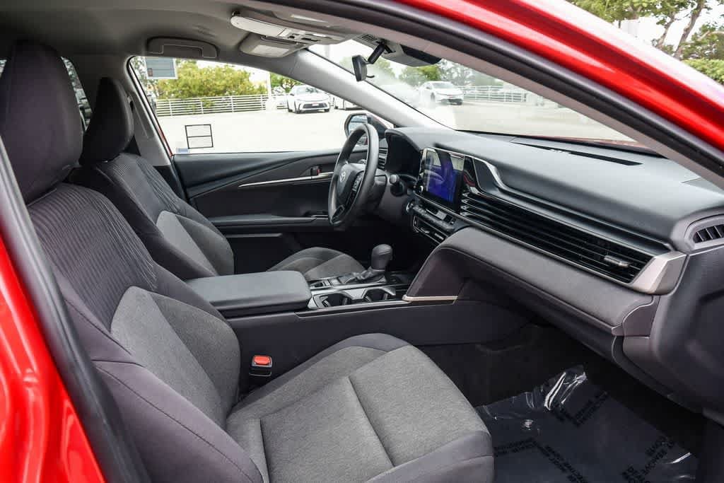 2025 Toyota Camry LE - Photo 15