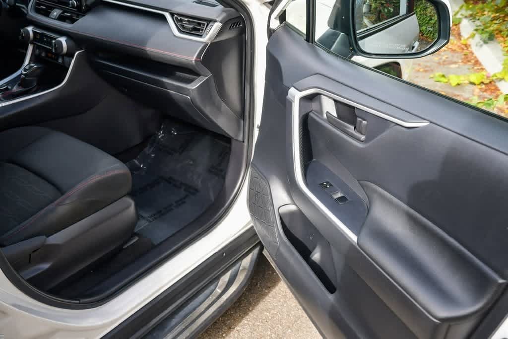 Thumbnail: 2021 Toyota RAV4 - 17