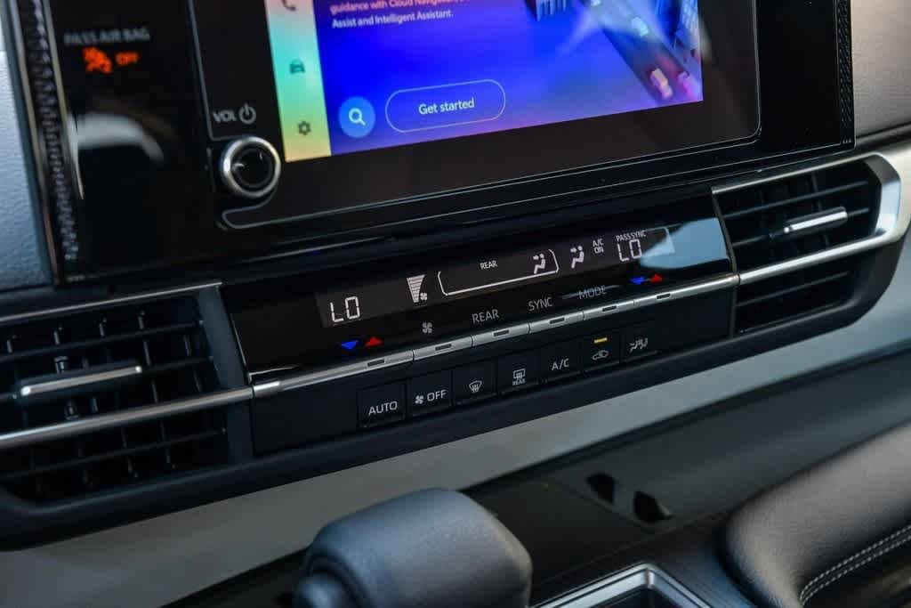 2025 Toyota Sienna LE 24