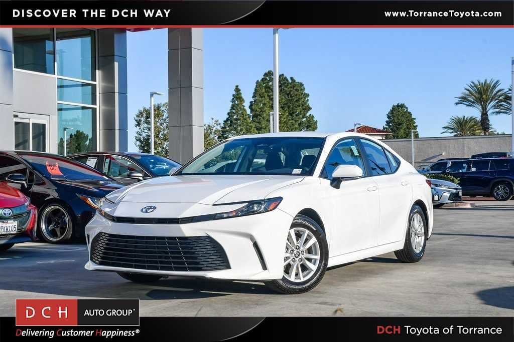 2025 Toyota Camry LE's photo