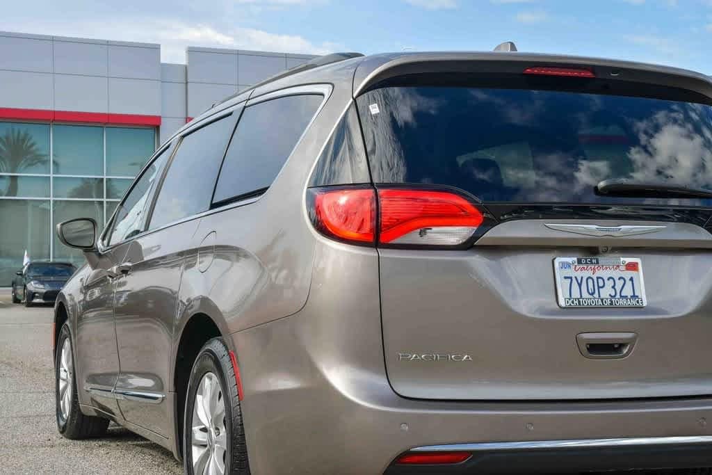 Thumbnail: 2017 Chrysler Pacifica - 6