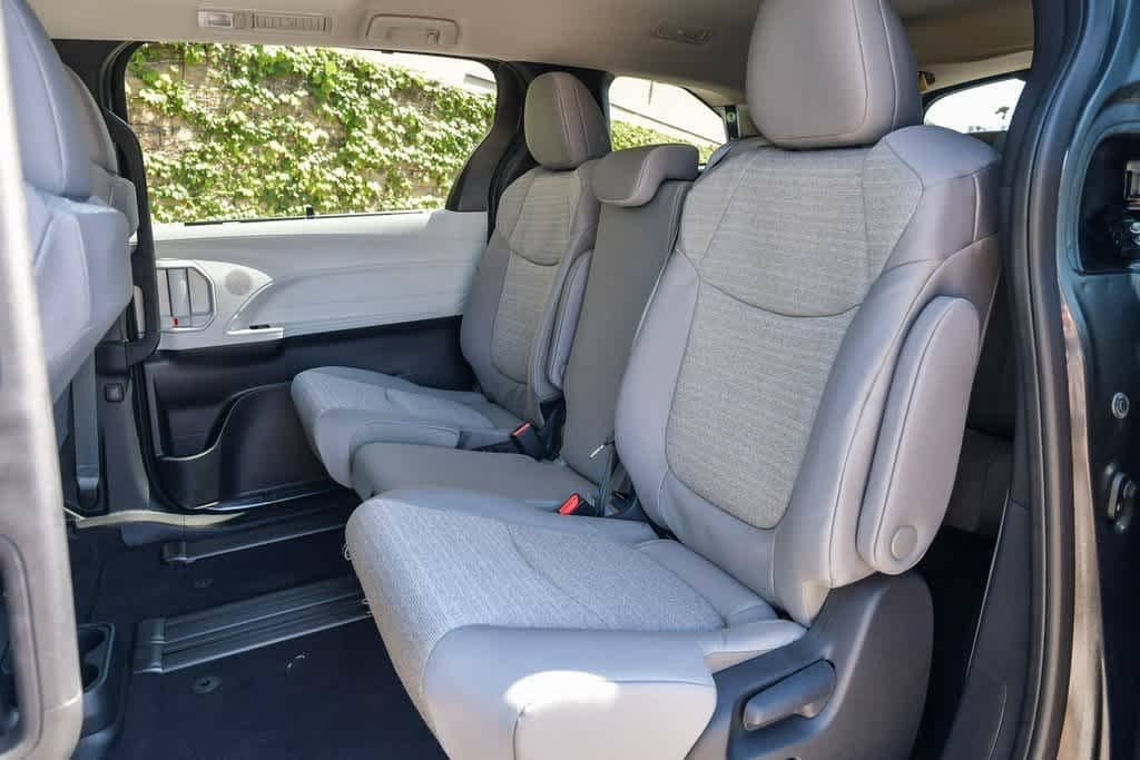 2025 Toyota Sienna LE 18