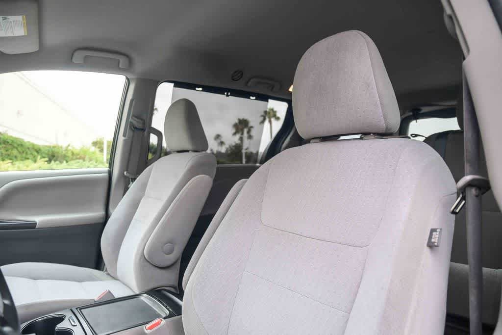 Thumbnail: 2020 Toyota Sienna - 16