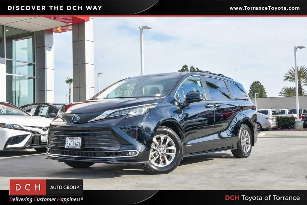 2021 Toyota Sienna XLE's photo
